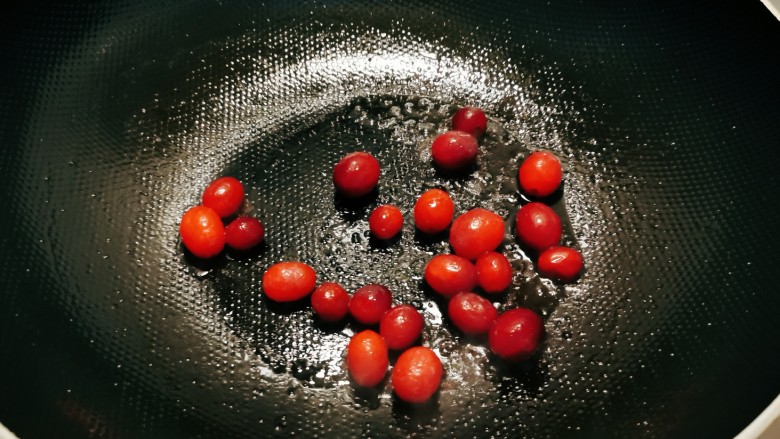 蒜苔炒鱿鱼,再起油锅，放入一汤匙食用油，放入蔓越莓果。