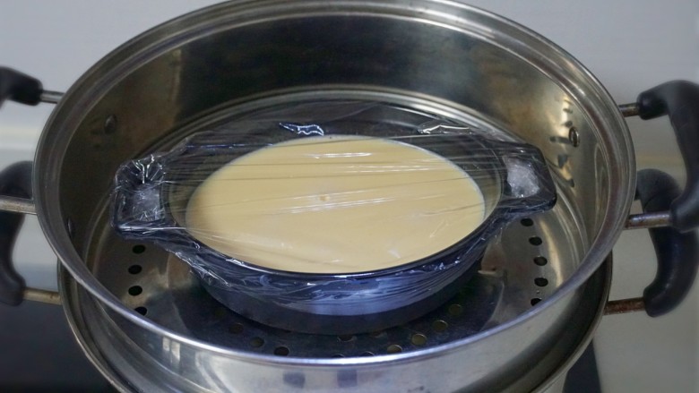 免烤快手版～牛奶鸡蛋布丁,蒸锅中倒入足量的清水，水开后放入中火🔥蒸12分钟左右即可。