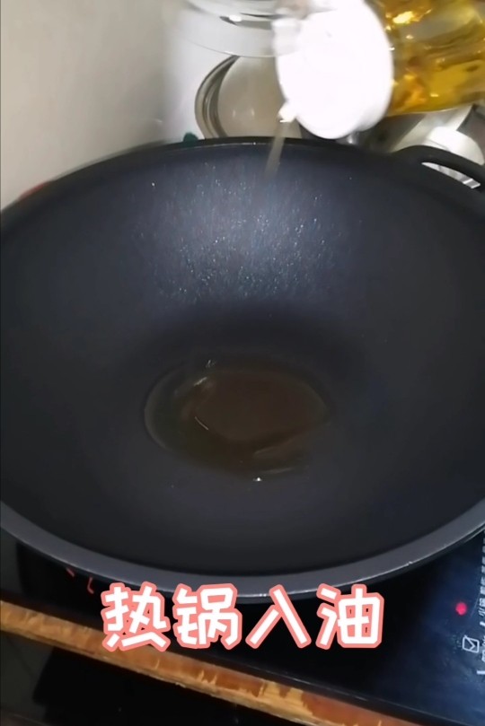 韭菜炒鱿鱼,热锅入油