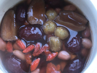 花生红枣汤,出锅前几分钟放入枸杞和桂圆再煮片刻，即可享用。