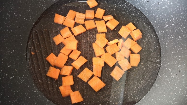 蚕豆炒鸡蛋,锅里放水烧开，下入胡萝卜烫一下，捞出控干水分备用。