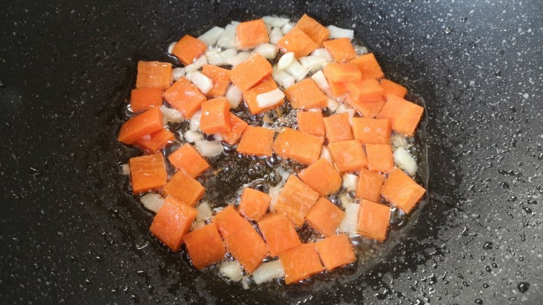 蚕豆炒鸡蛋,下入胡萝卜翻炒均匀。