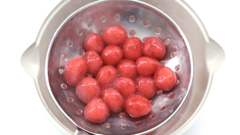 蔓越莓草莓椰奶啵啵球,捞出沥干水分。