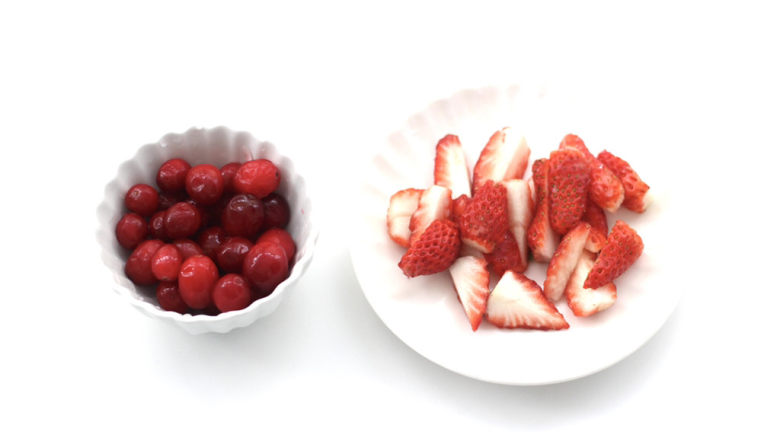 蔓越莓草莓椰奶啵啵球,蔓越莓冲洗干净，<a style='color:red;display:inline-block;' href='/shicai/ 592'>草莓</a>用淡盐水浸泡10分钟后，去蒂切块。