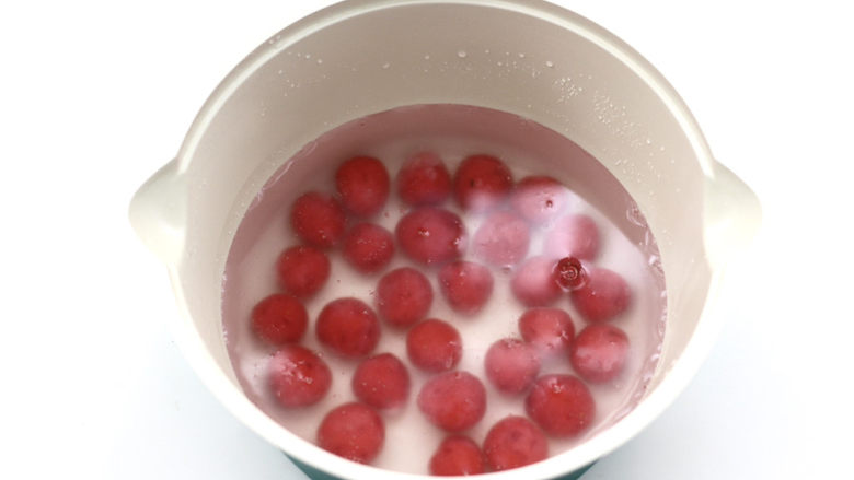 蔓越莓草莓椰奶啵啵球,锅中倒入适量清水烧开，放入搓好的啵啵球，煮熟捞出过冷水。