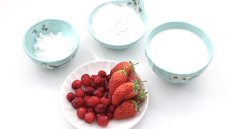 蔓越莓草莓椰奶啵啵球,首先备齐所有所有的食材。