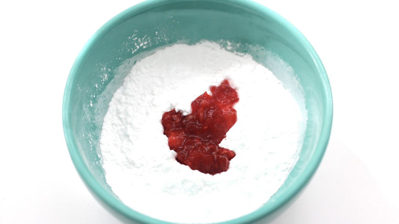 蔓越莓草莓椰奶啵啵球,趁热把熬好的果汁倒入木薯粉里。