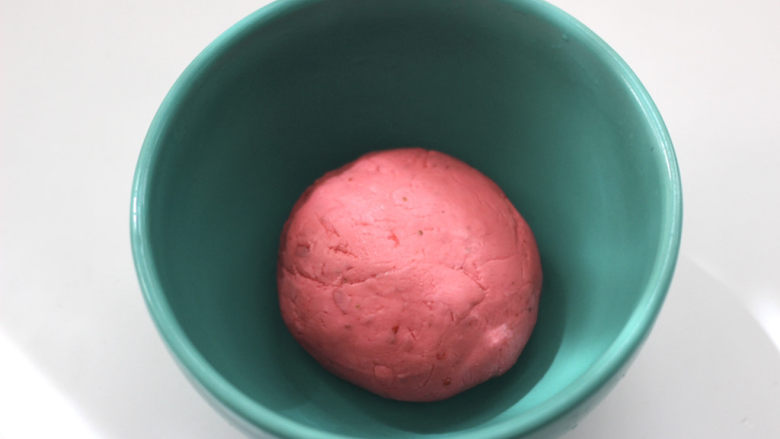 蔓越莓草莓椰奶啵啵球,和成光滑的面团。