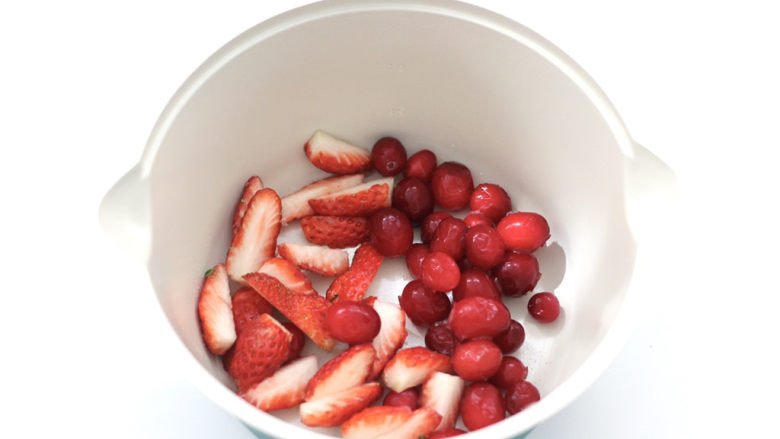 蔓越莓草莓椰奶啵啵球,加入草莓块。