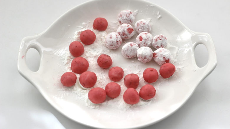 蔓越莓草莓椰奶啵啵球,把面团搓成长条，再搓成一个个小圆球，可以裹点淀粉防粘。