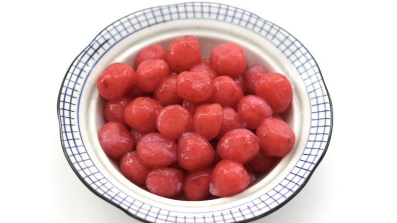 蔓越莓草莓椰奶啵啵球,放入碗里。