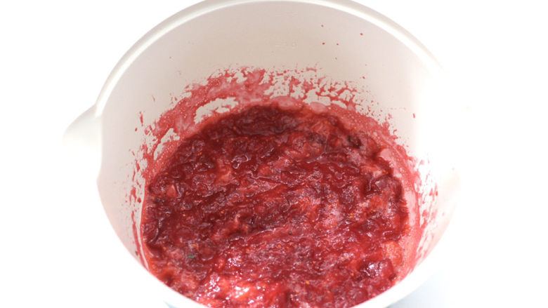 蔓越莓草莓椰奶啵啵球,小火慢慢把双莓煮软烂。