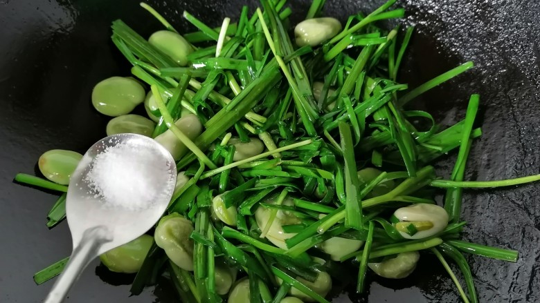 韭菜炒蚕豆,加入一勺盐调味