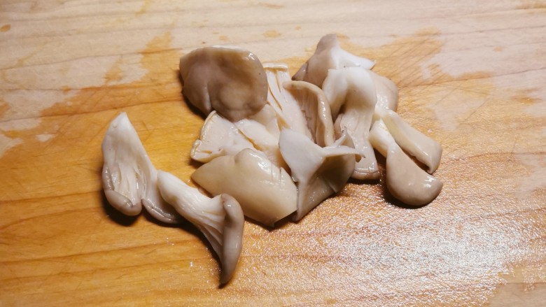 素炒平菇,大一点的切段。
