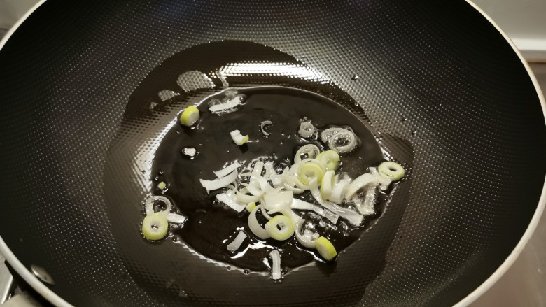 素炒平菇,起油锅放入食用油，油热后放入葱片炒香。