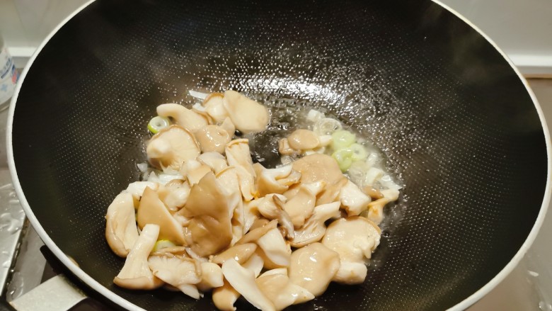 素炒平菇,放入焯水后的平菇翻炒2分钟。