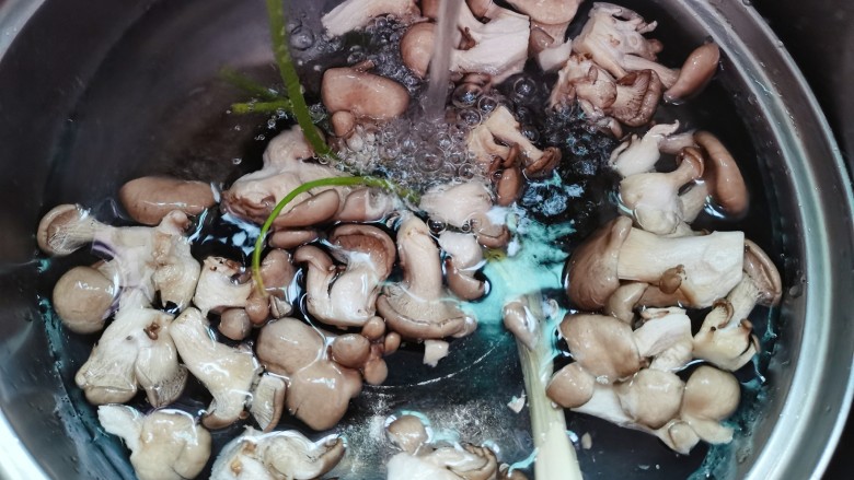 平菇鸡蛋汤,平菇，葱放水中，反复几次清洗干净