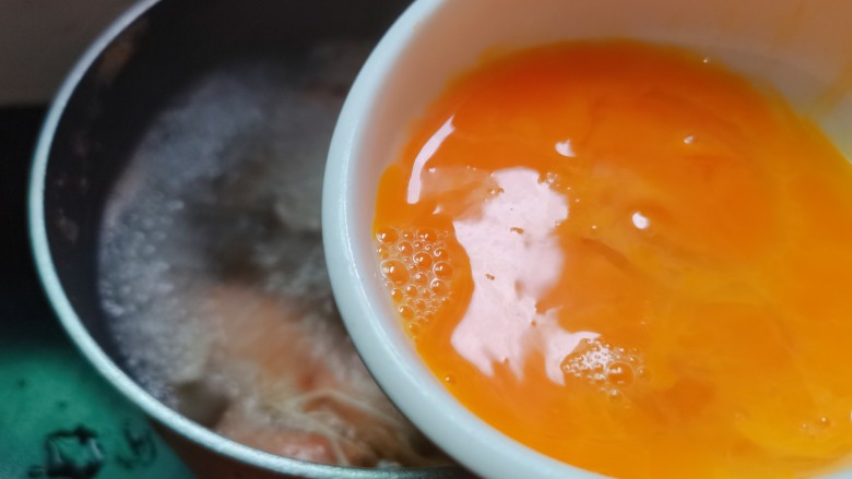平菇鸡蛋汤,平菇煮至差不多时，淋入鸡蛋液