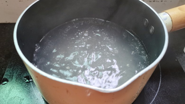 平菇鸡蛋汤,奶锅放入适量的清汤或清水煮开