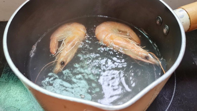 平菇鸡蛋汤,水开后虾下锅