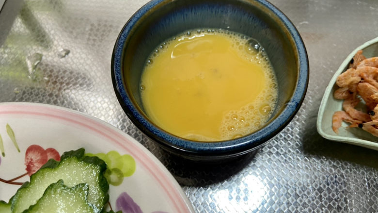 素炒平菇➕三彩素炒平菇,鸡蛋打散