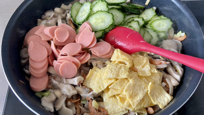素炒平菇➕三彩素炒平菇,下黄瓜片火腿肠蛋片，中火翻炒半分钟