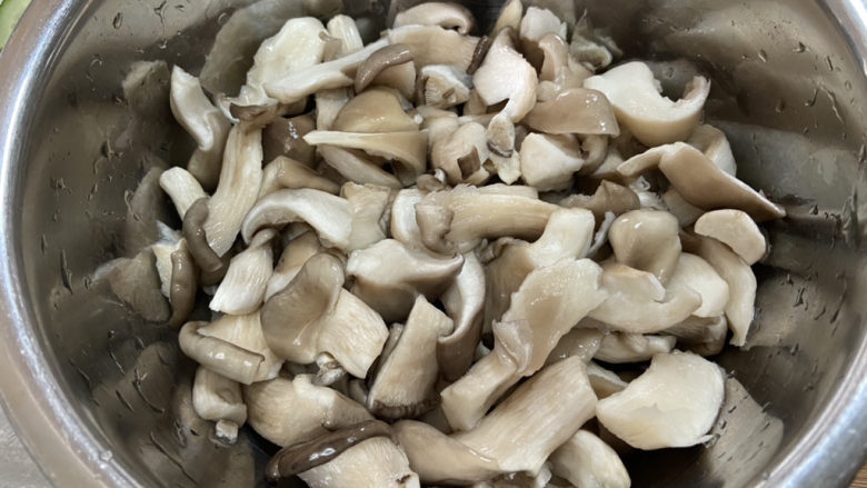 素炒平菇➕三彩素炒平菇,平菇撕小朵，淡盐水浸泡10分钟，淘洗备用
