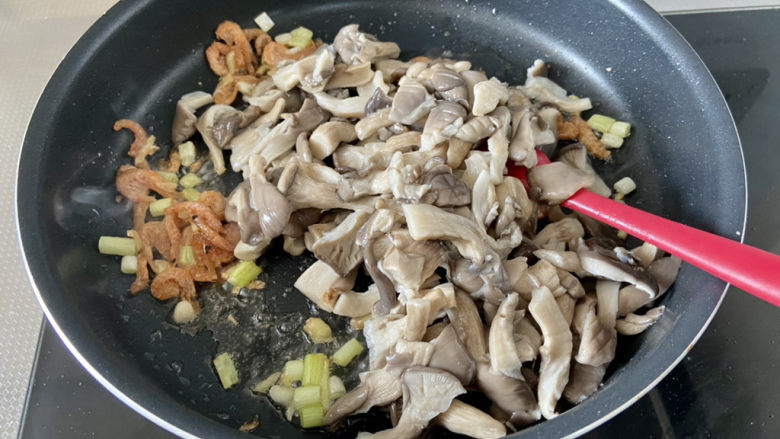 素炒平菇➕三彩素炒平菇,转中火，下平菇翻炒一分钟