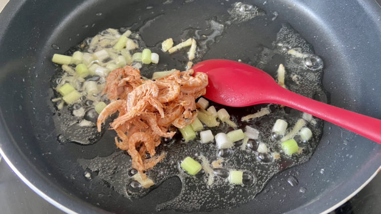 素炒平菇➕三彩素炒平菇,下虾皮，小火煸香