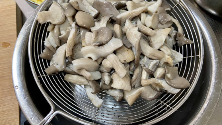 素炒平菇➕三彩素炒平菇,捞出过凉沥水备用