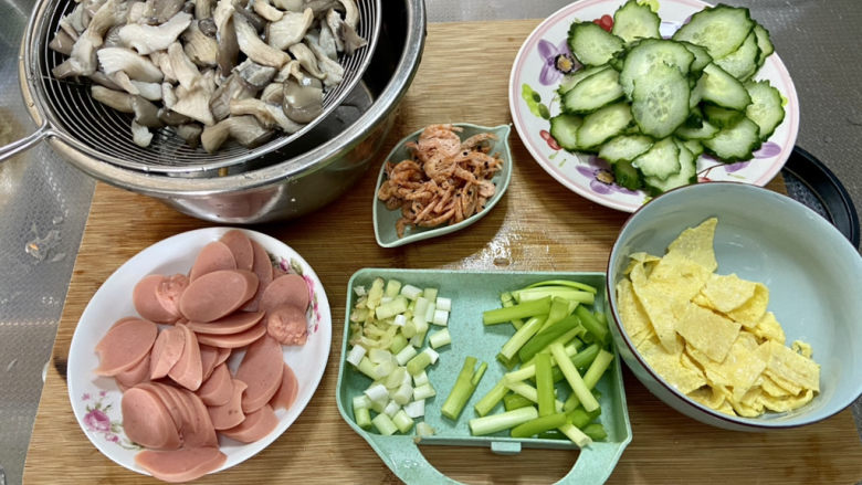素炒平菇➕三彩素炒平菇,全部食材准备好