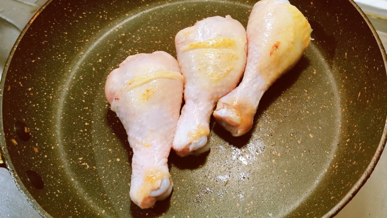 香菇炖鸡腿,鸡腿清洗干净，放到平底锅煎至微微焦黄色，备用。