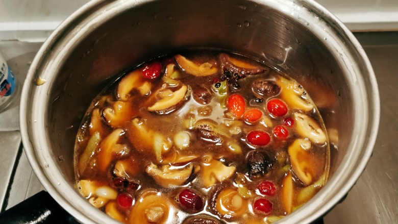 香菇炖鸡腿,转入炖锅，加入适量清水烧开。