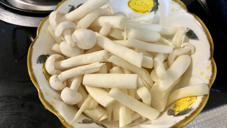 西葫芦炒腊肠➕酸辣西葫芦炒腊肠,海鲜菇切段