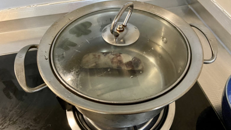 西葫芦炒腊肠➕酸辣西葫芦炒腊肠,汤锅加适量水，放入腊肠，煮开后小火炖煮10分钟