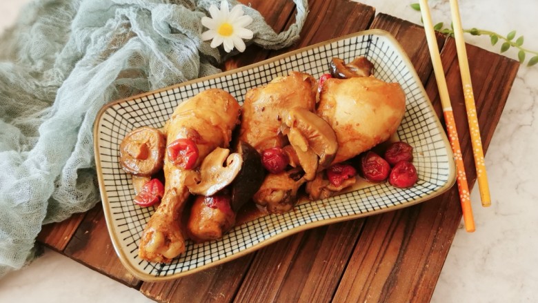 香菇炖鸡腿,装盘食用。