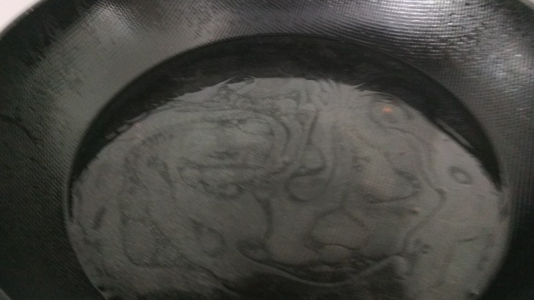 平菇鸡蛋汤,倒入适量水烧开。