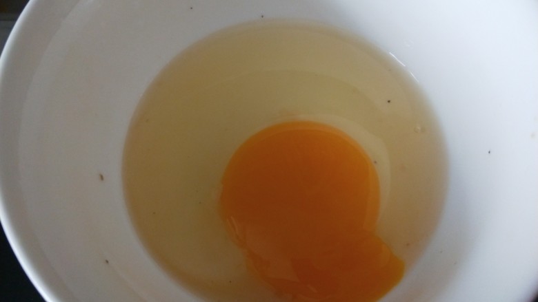 平菇鸡蛋汤,鸡蛋打入碗中搅拌均匀。