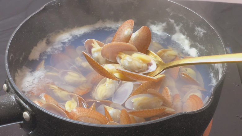 葱油花蛤,煮到所有花蛤开口即可（表面的浮沫撇去 汤可以留下来炖个蛋 超鲜美的）