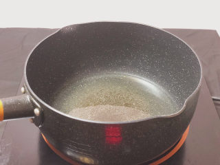 葱油花蛤,锅里倒入食用油 把油烧辣