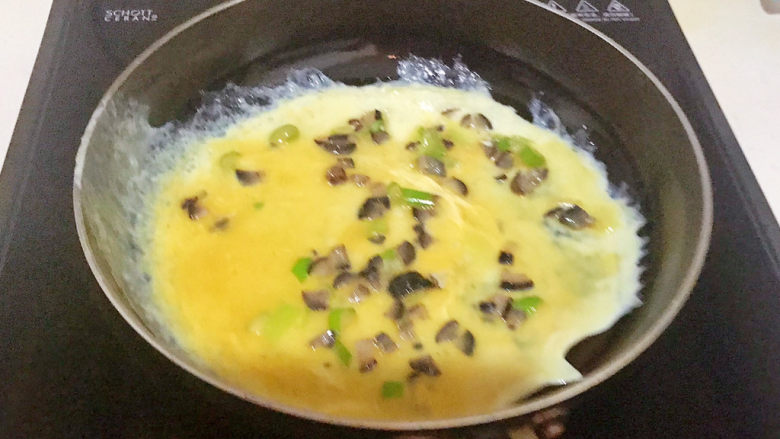 紫菜饼,油烧热后加入适量鸡蛋液