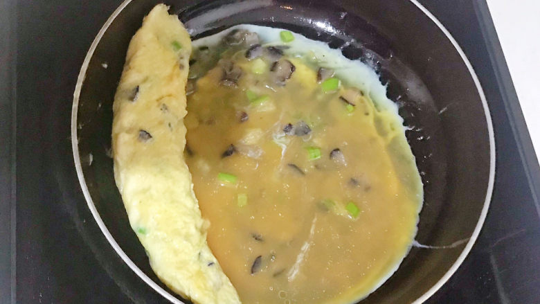 紫菜饼,在加入适量鸡蛋液，蛋液凝固后卷起来