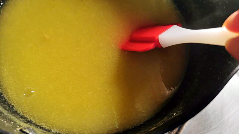 树梅菠萝慕斯,将黄油搅拌均匀