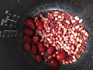 花生、红枣、红豆汤,所有材料放锅里