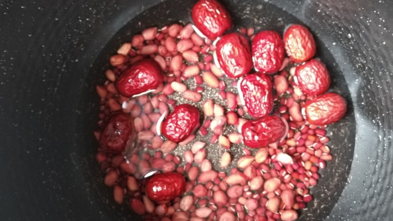 花生、红枣、红豆汤,加水放锅里蒸