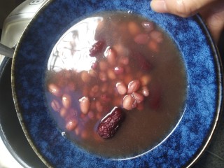 花生、红枣、红豆汤,放在碗