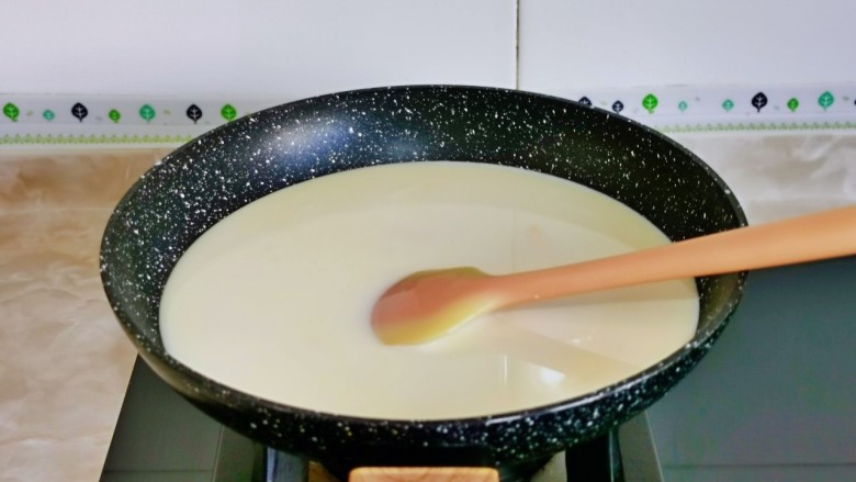 烤牛奶,全程小火，一边用铲子不停搅拌。