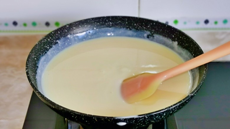 烤牛奶,液体逐渐变得浓稠，一定要不停的搅拌，避免糊锅。