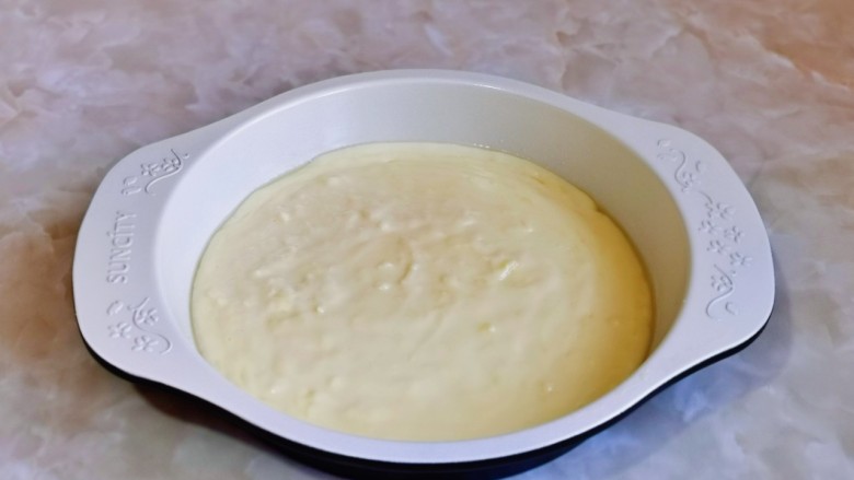 烤牛奶,将奶糊倒入模具中，表面抹平，盖上保鲜膜，入冰箱冷藏1小时以上。