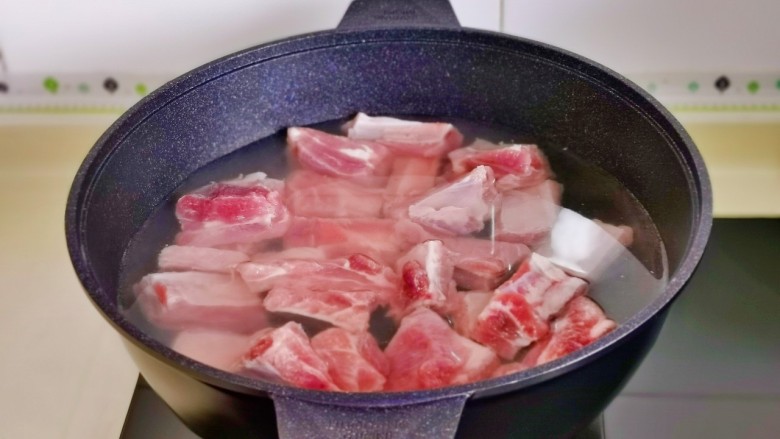 酱香排骨,排骨冷水下锅，烧开撇出血沫，煮2-3分钟。